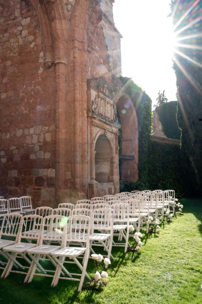 Destination wedding at Claustros de Ayllón planned alongside Bamboleo Weddings￼. Elegant editorial wedding set within a historic Spanish venue.