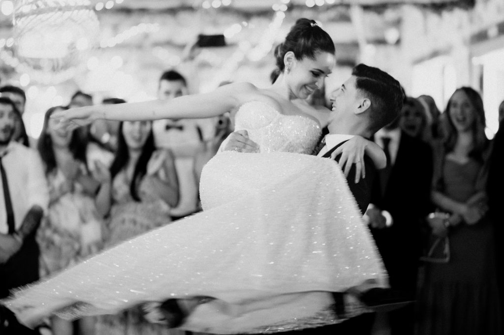 Fotografía de la boda. Novios en su boda en Condado de Cutamilla en la pista de baile.