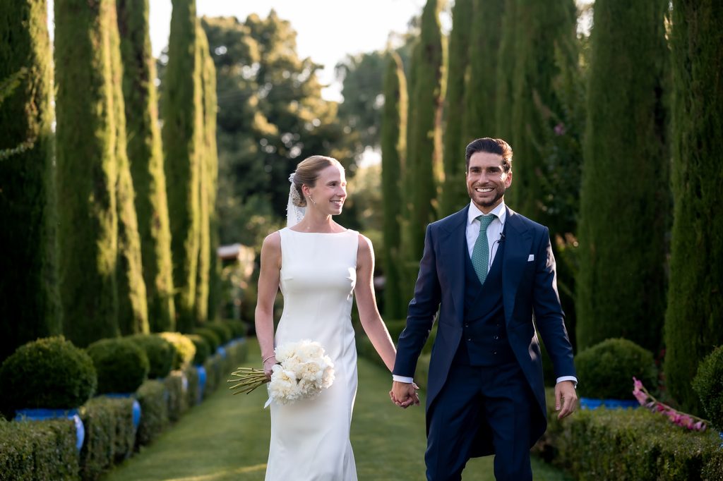 Novios paseando en su boda en la Antigua Fábrica de Harinas Torremocha de Jarama — fotografía de bodas The Ro