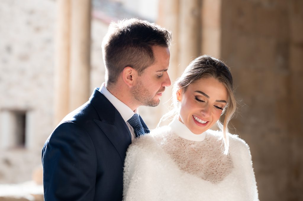 Novios sonriendo durante su sesión de pareja en Mencía de Sotosalbos — fotografía de bodas The Ro Wedding Photo