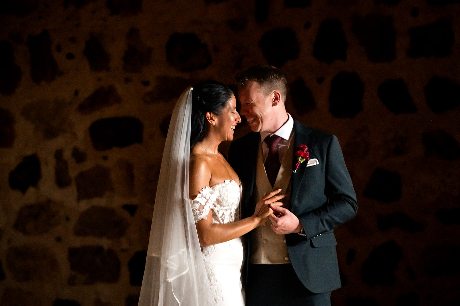 Novios en su boda de destino en el Castillo de Guadamur, Toledo — fotografía de bodas The Ro Wedding Photo